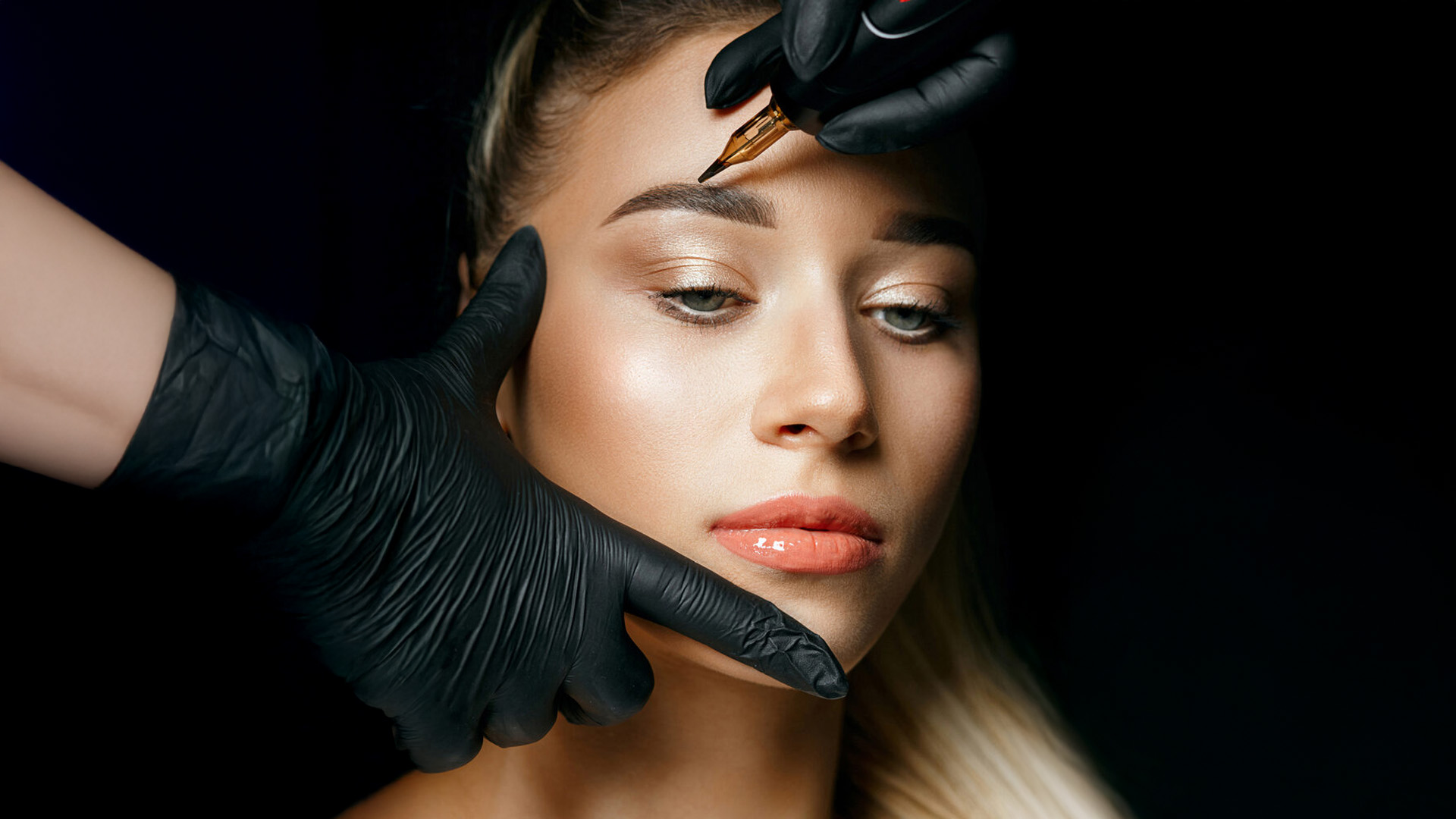 Jak wybrać idealny kolor brwi i ust do swojej urody?